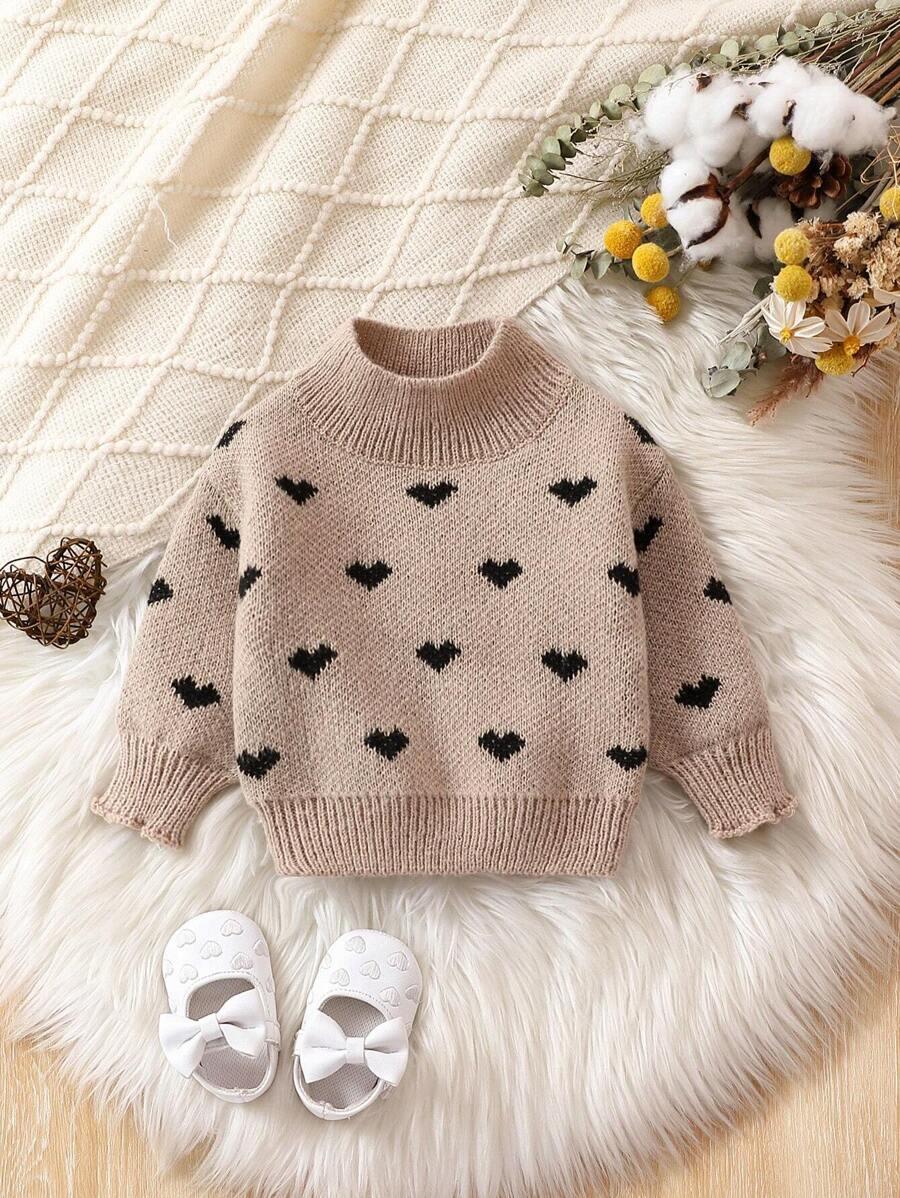 beżowy sweter wzór serca