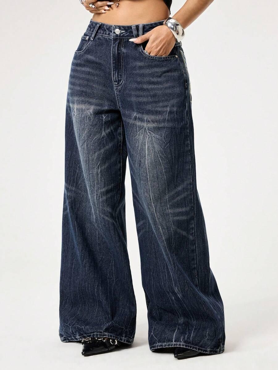 niebieskie spodnie jeans