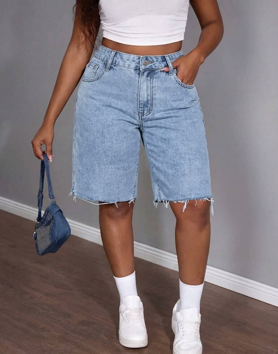niebieskie krótkie spodenki jeans