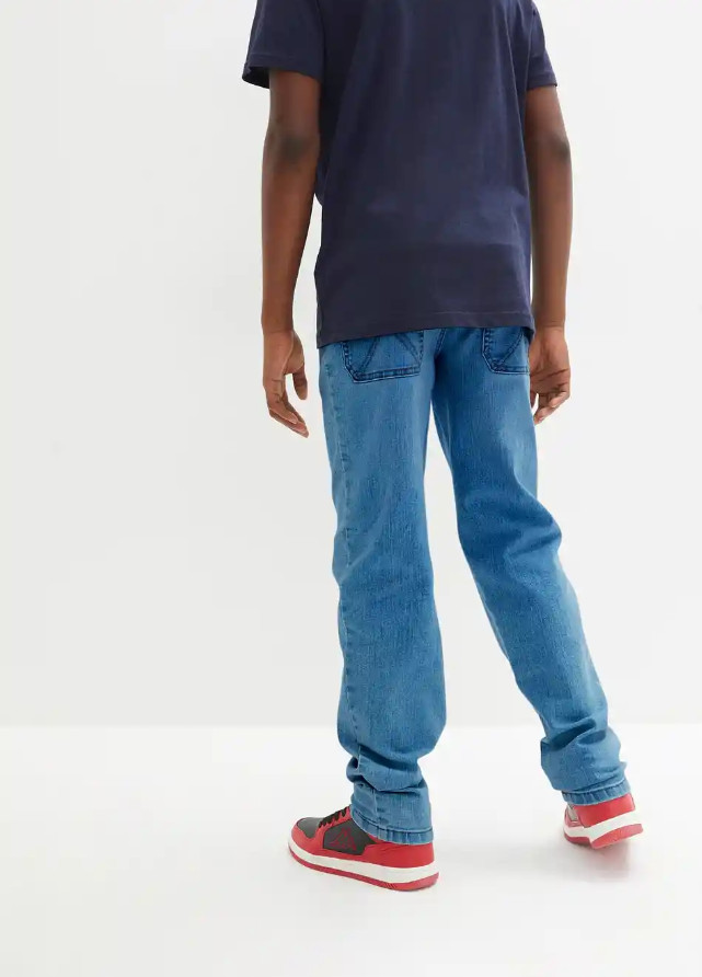 niebieskie spodnie jeans