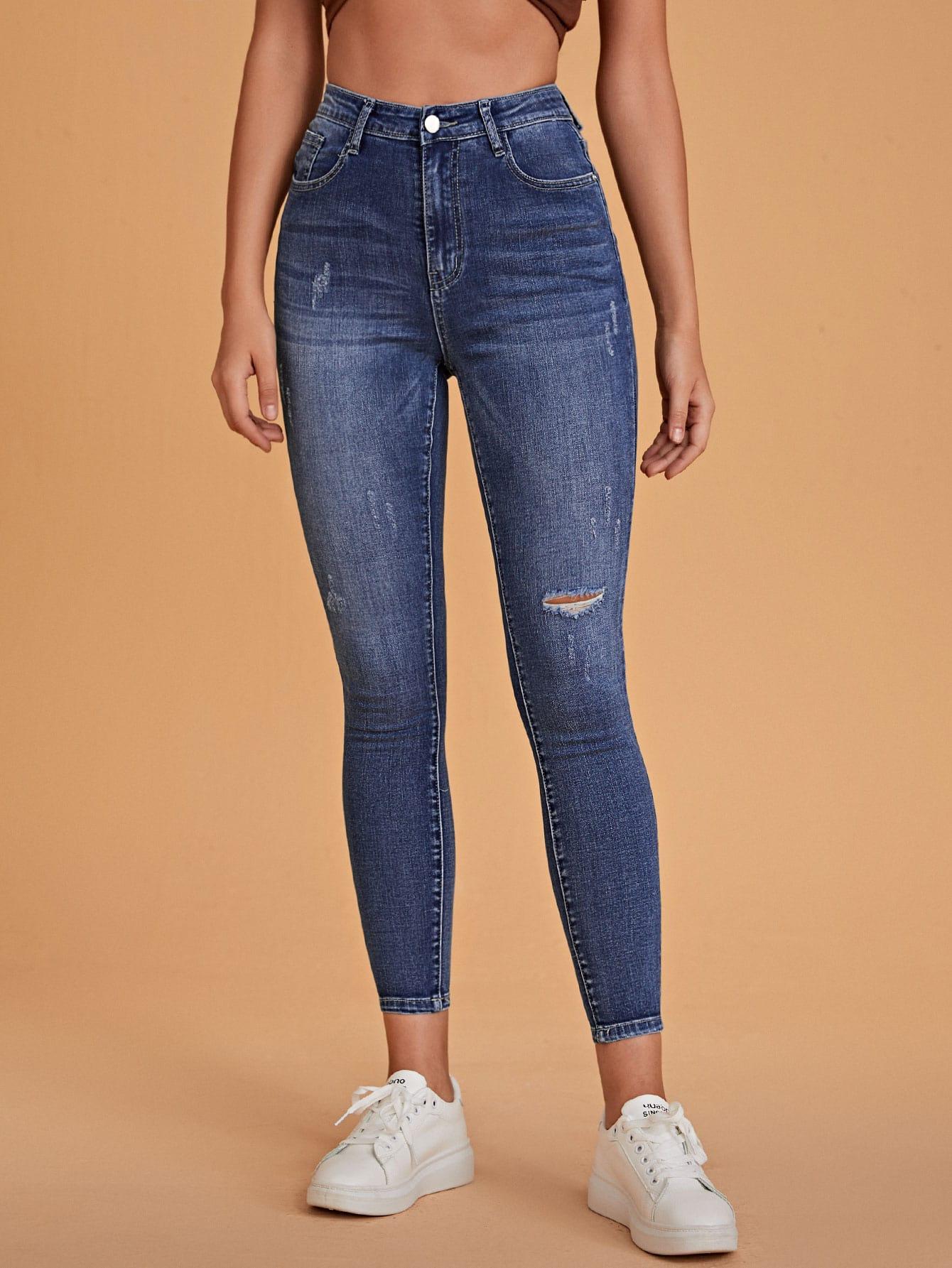 niebieskie spodnie jeans rurki
