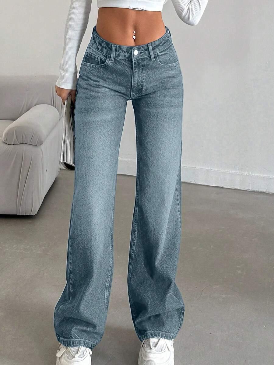 niebieskie spodnie jeans
