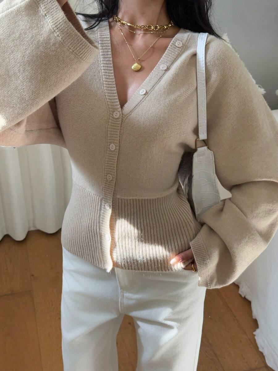 beżowy sweter guziki