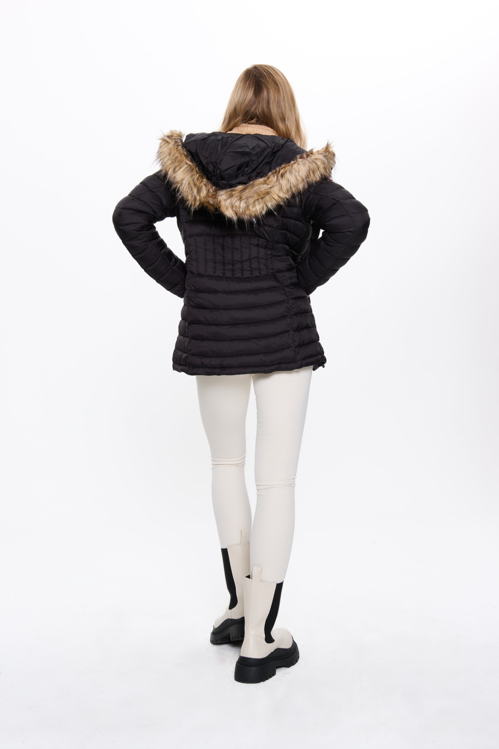 CZARNA KURTKA Z KAPTUREM OLCW805AE-BLACK