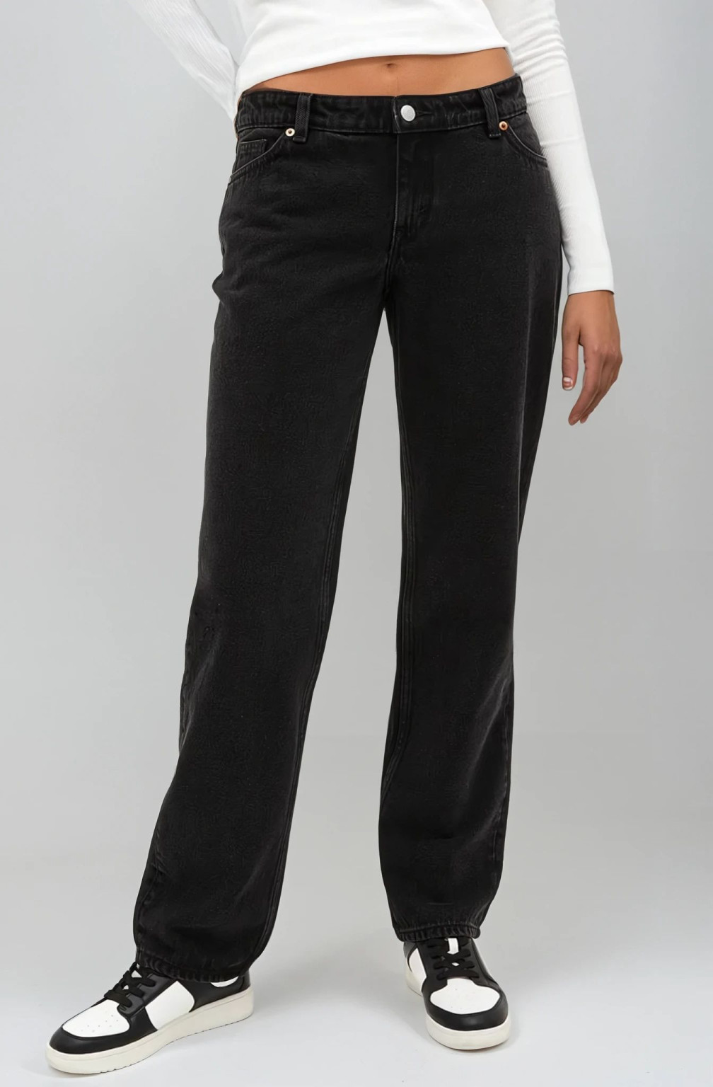 czarne spodnie jeans