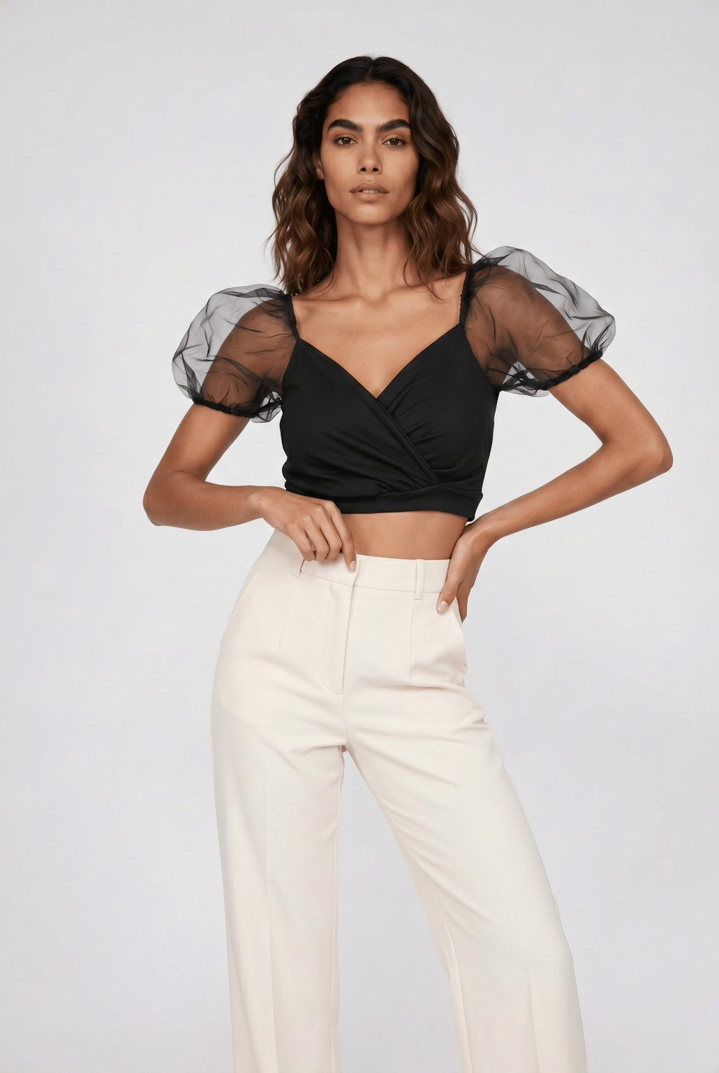 czarny crop top bufki