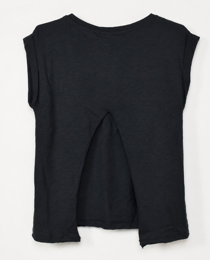 czarny t-shirt nadruk rozcięcie
