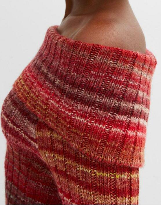 SWETER Z ODKRYTYMI RAMIONAMI