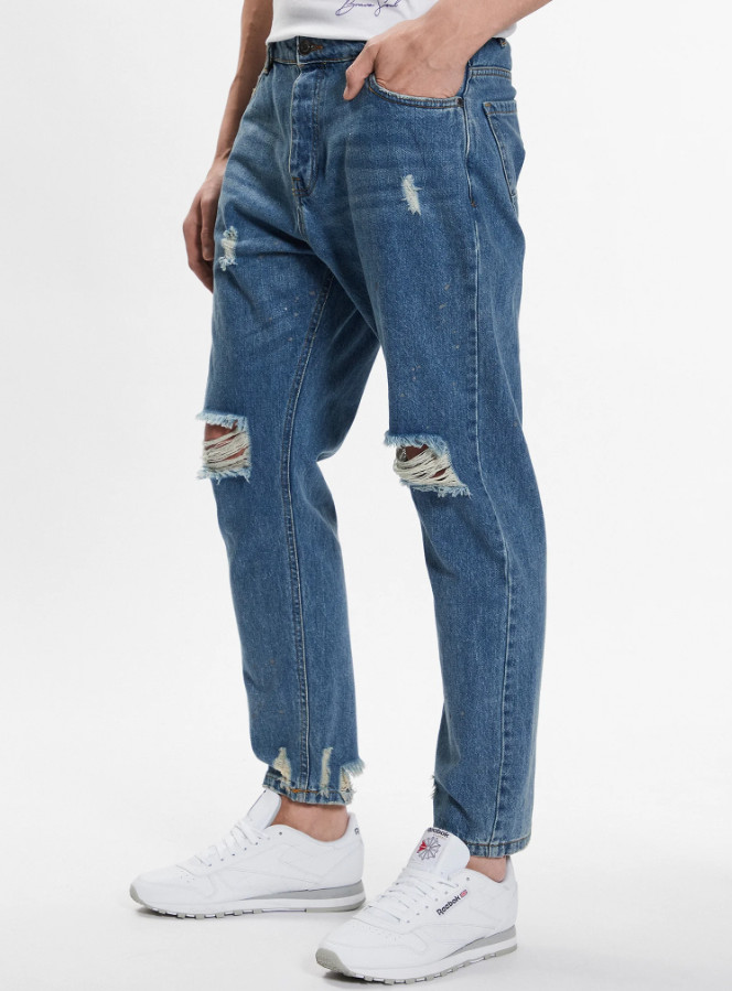 niebieskie spodnie jeans przetarcia 