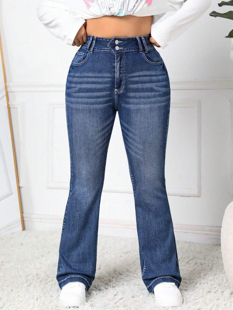 niebieskie spodnie jeans