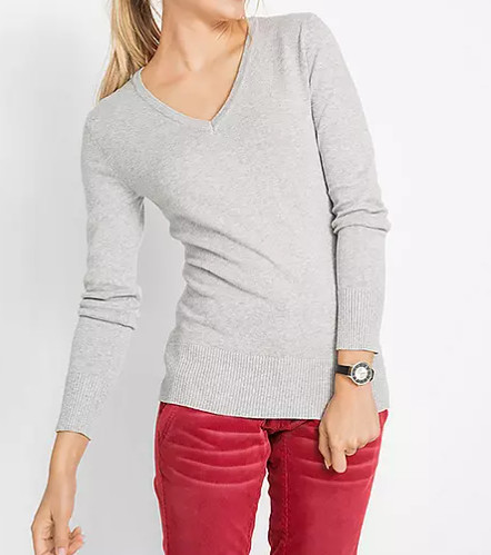 SWETER Z DEKOLTEM W SEREK
