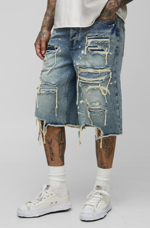 niebieskie spodenki jeans przetarcia