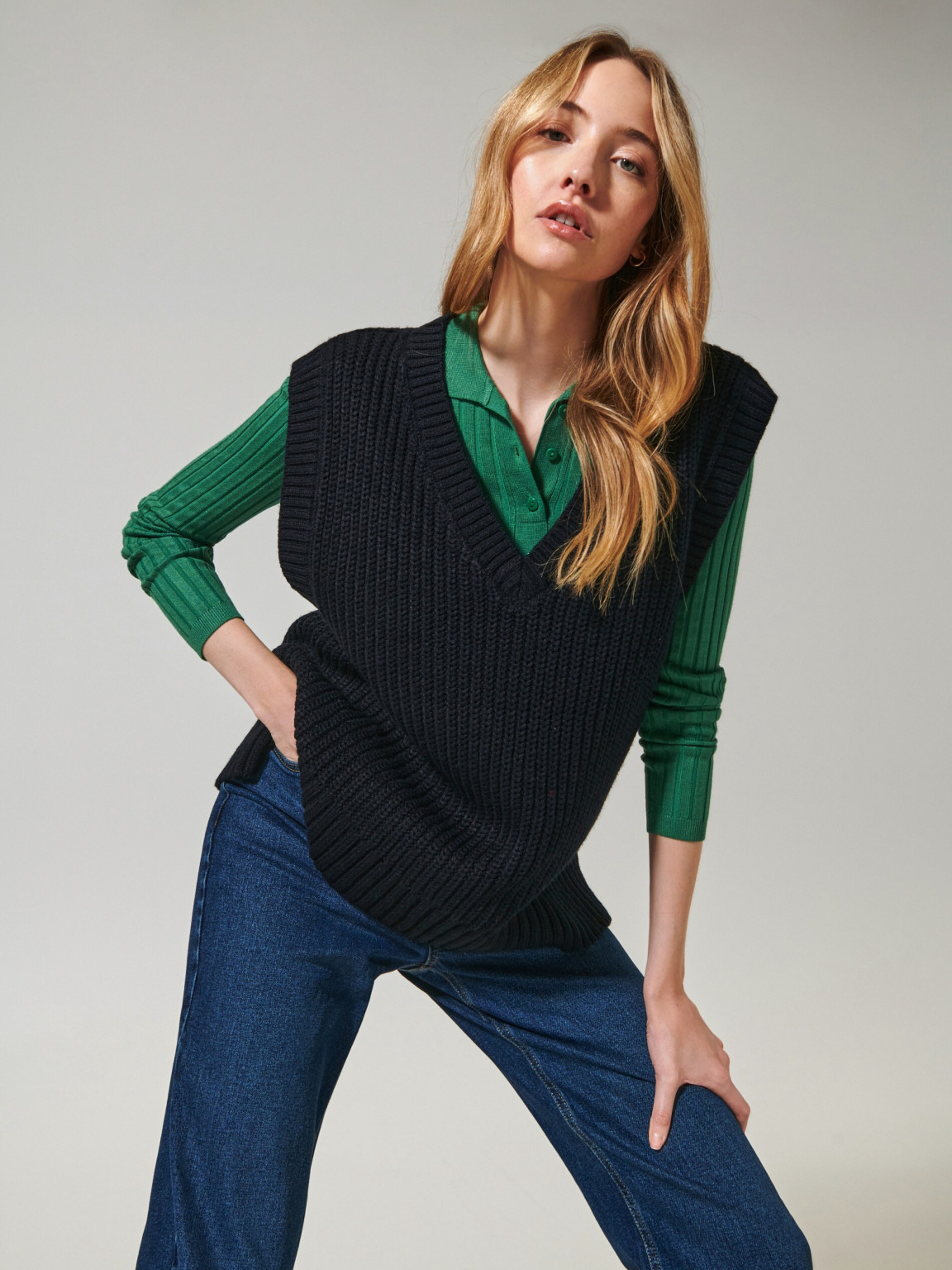 CZARNA DZIANINOWA KAMIZELKA v-neck