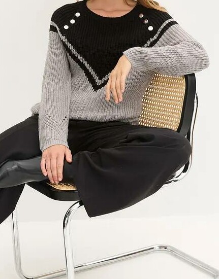 SWETER DAMSKI Z ASYMETRYCZNYM WZOREM 