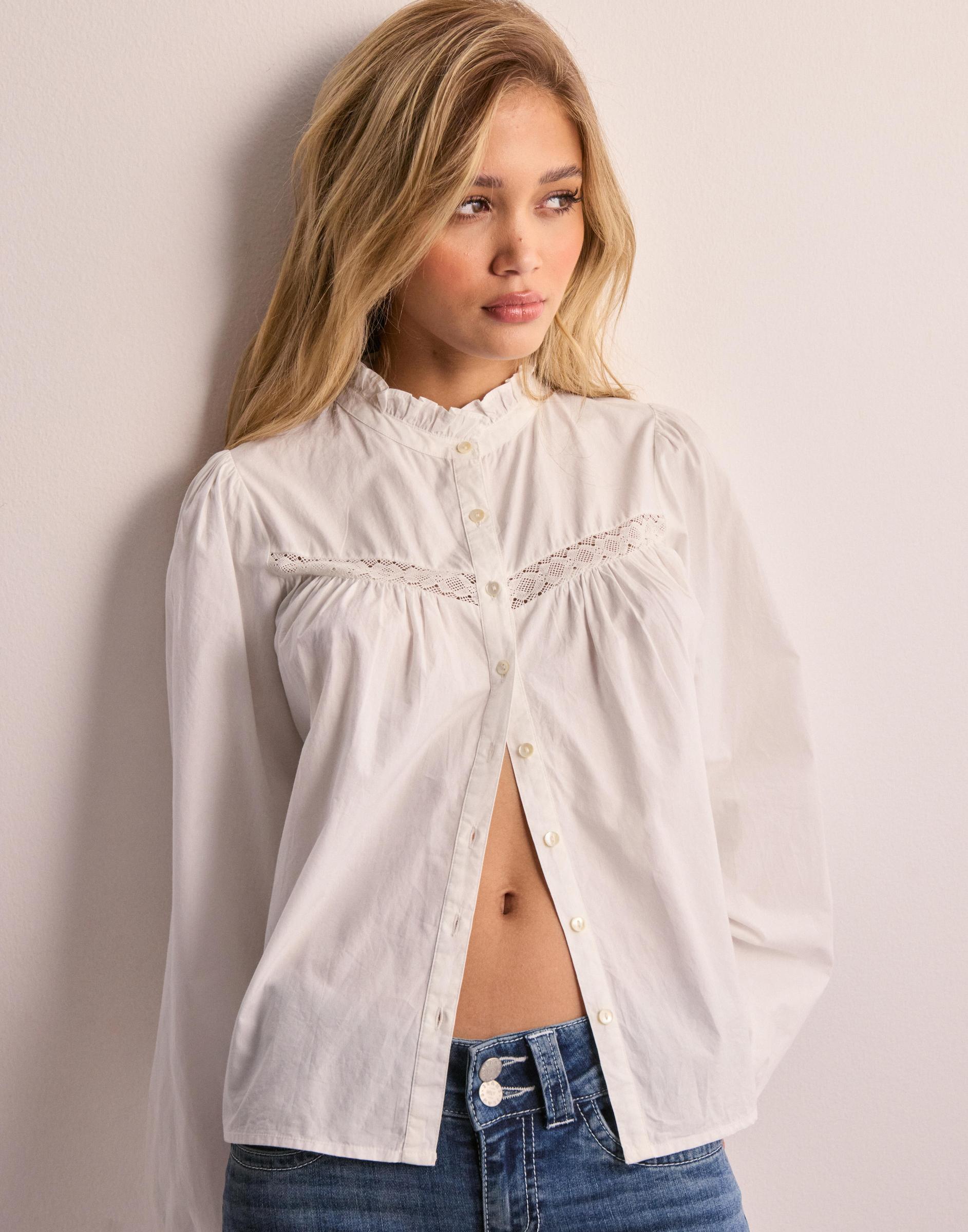 biała bluzka wstawki koronka