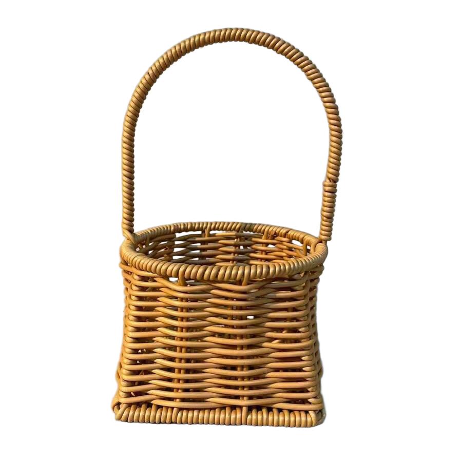 brązowy koszyk wiklinowy