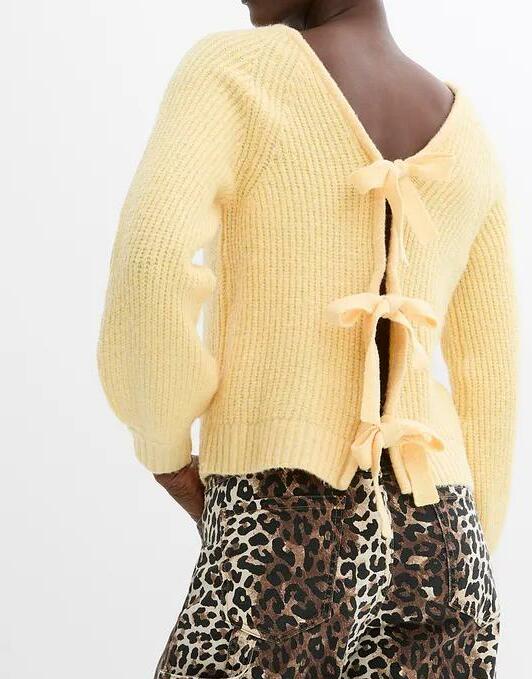 SWETER ROZPINANY Z KOKARDKAMI