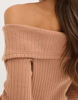 SWETER Z ODKRYTYMI RAMIONAMI