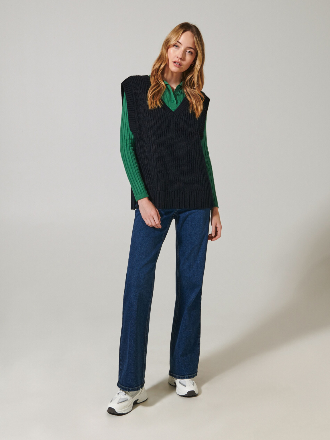 CZARNA DZIANINOWA KAMIZELKA v-neck