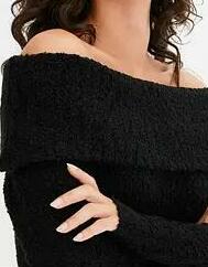 SWETER Z ODKRYTYMI RAMIONAMI