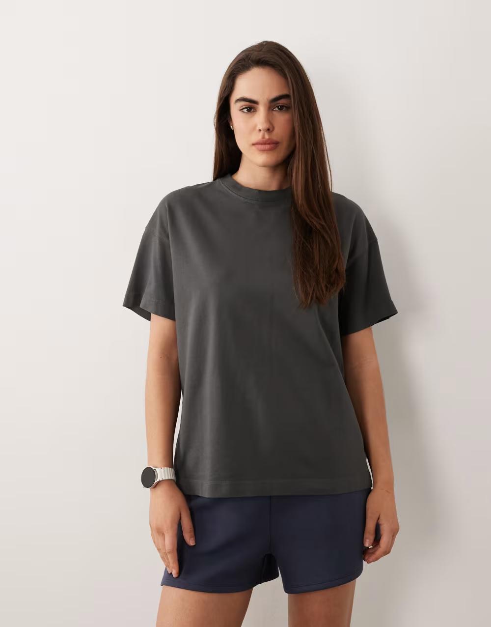 szary t-shirt oversize okrągły dekolt