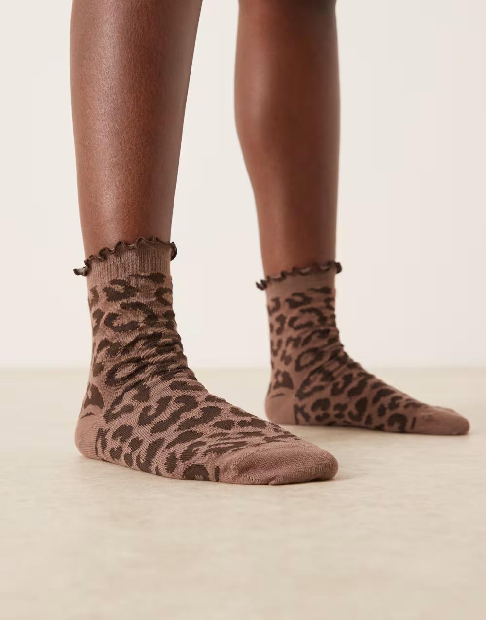 brązowe skarpetki animal print
