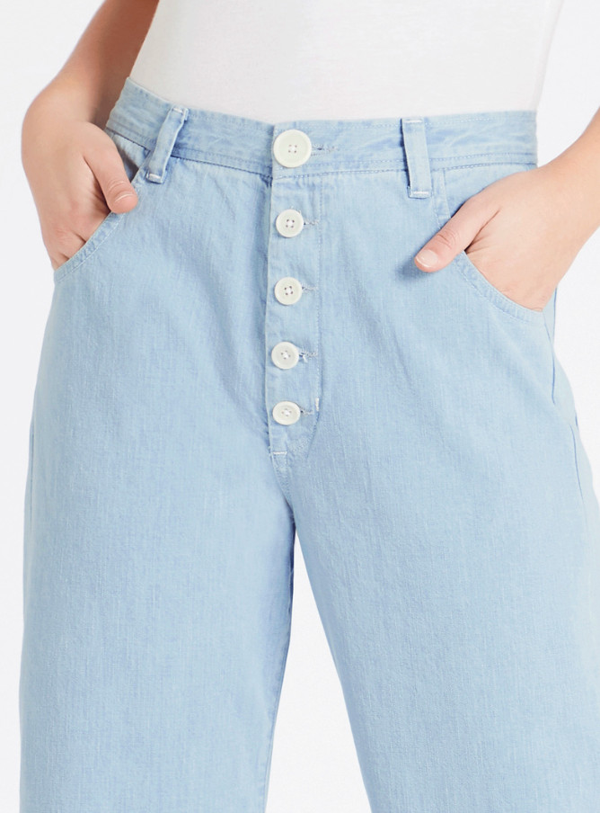 niebieskie spodnie jeans