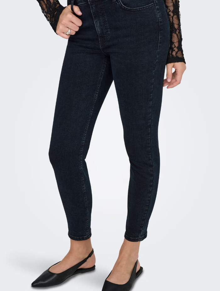 czarne spodnie jeans