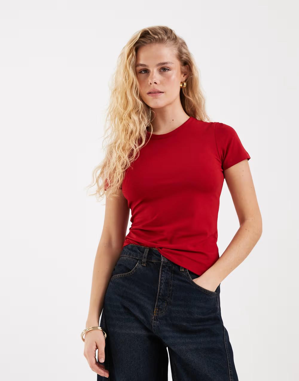 czerwony t-shirt okrągły dekolt