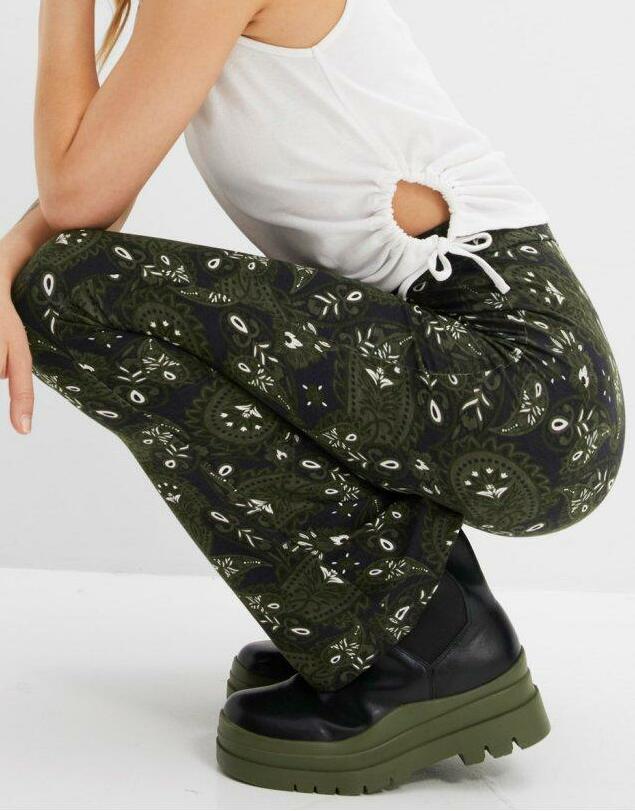 LEGGINSY Z POSZERZANYMI NOGAWKAMI 
