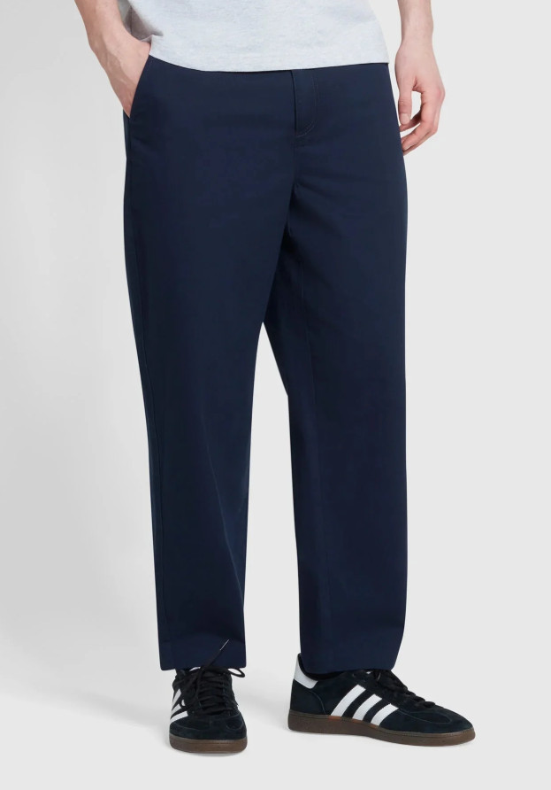granatowe spodnie chino