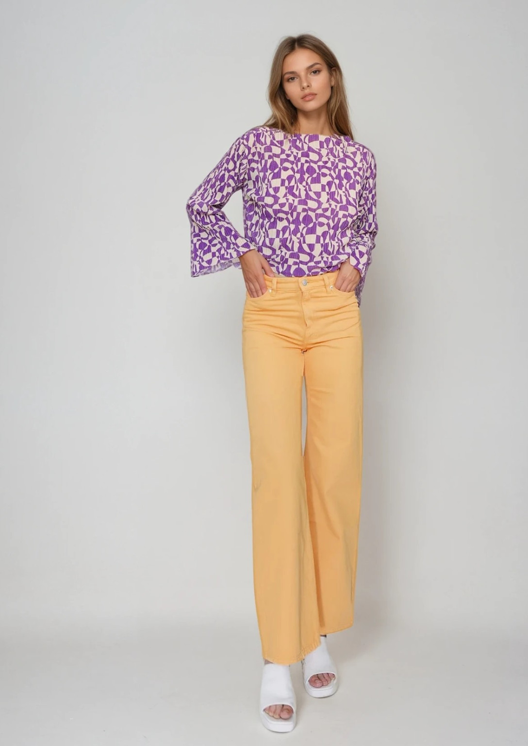 pomarańczowe spodnie jeans