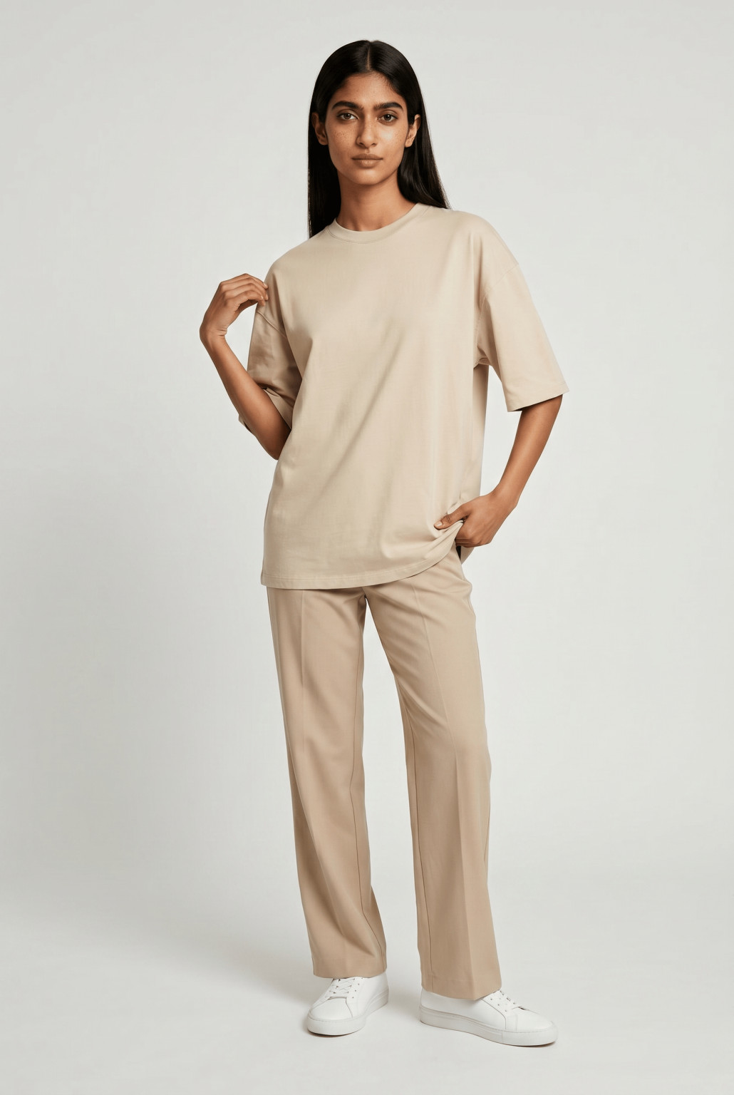 BEŻOWY T-SHIRT OVERSIZE