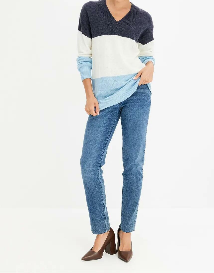 SWETER Z DEKOLTEM W SEREK