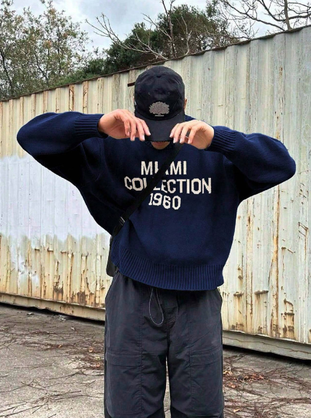 GRANATOWY SWETER OKRĄGŁY DEKOLT