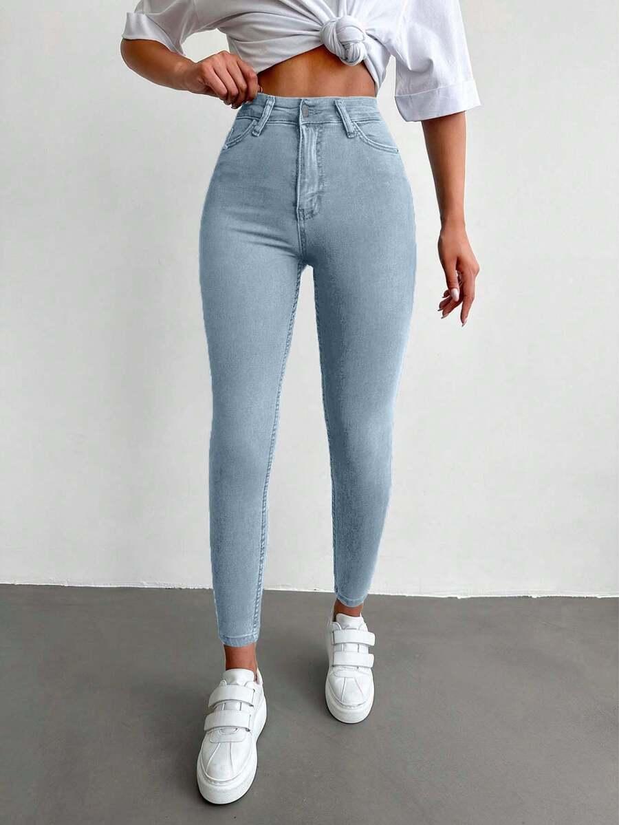 niebieskie spodnie jeans