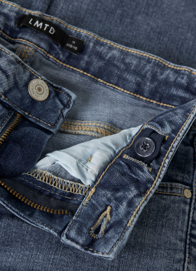 niebieskie proste spodnie jeans