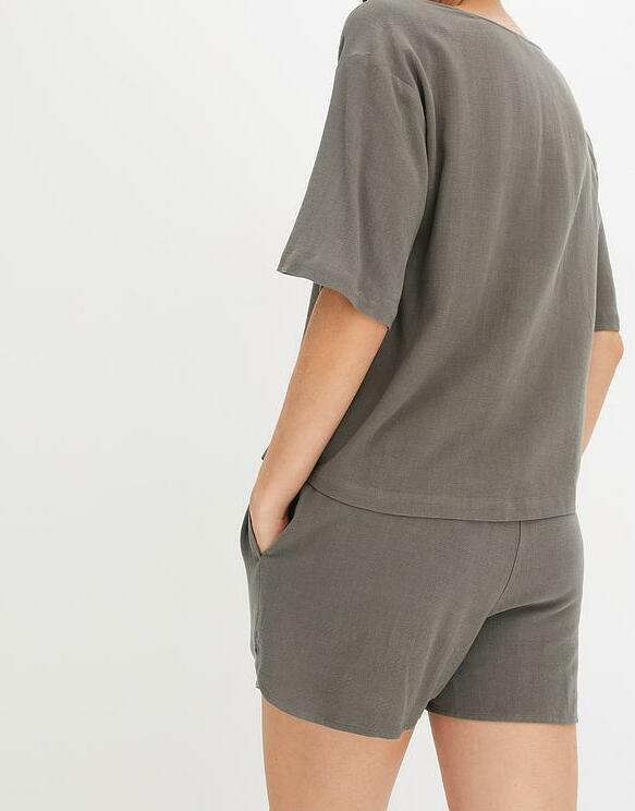 KLASYCZNA BLUZKA PLUS SIZE Z DEKOLTEM V WISKOZA KRÓTKI RĘKAW