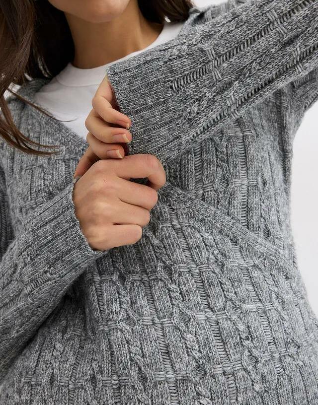 SWETER Z KAPTUREM Z ASYMETRYCZNĄ LINIĄ DOŁU