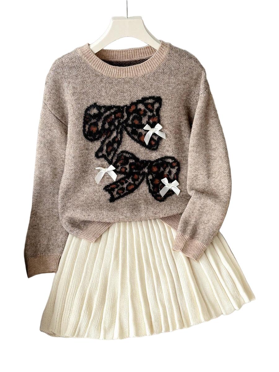 SWETER Z KOKARDKAMI