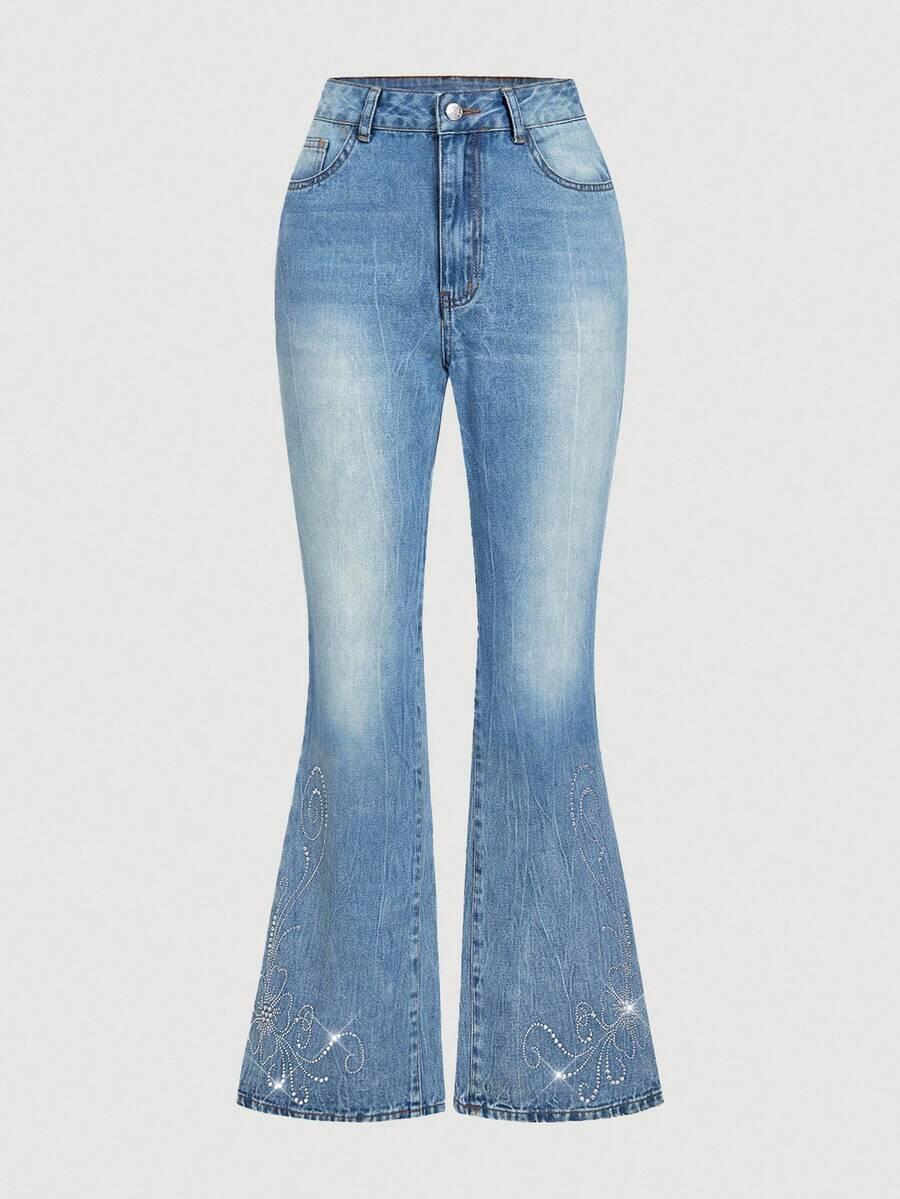 niebieskie spodnie jeans