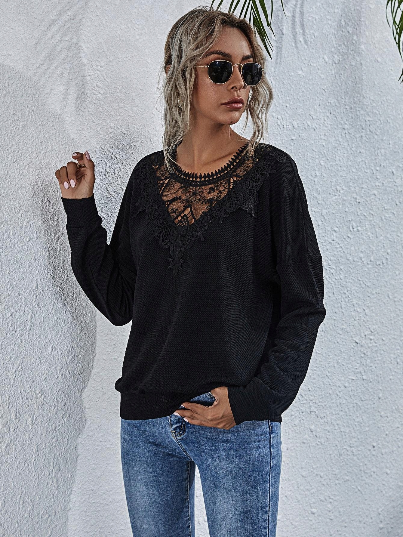 czarna bluza koronka