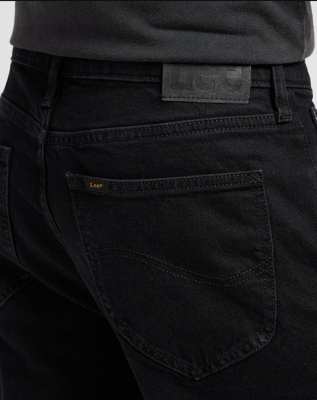czarne spodnie jeans