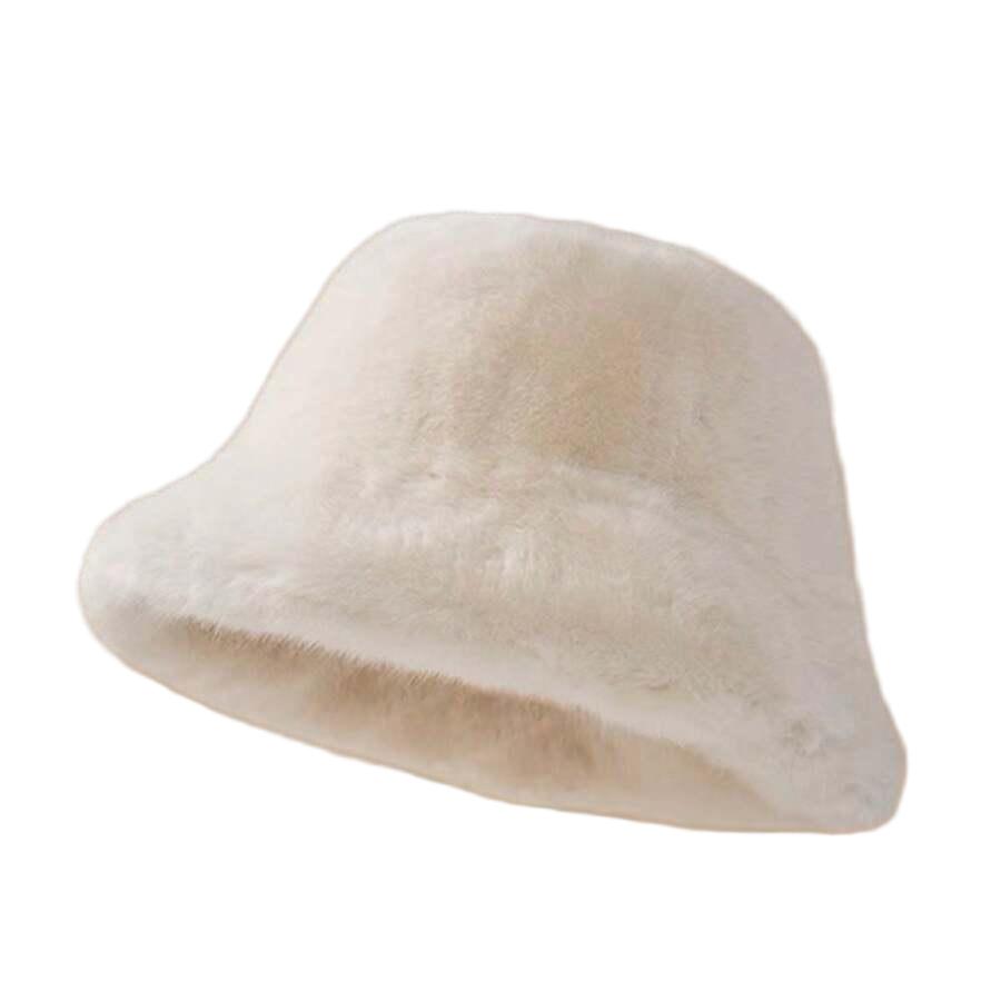 biała czapka zimowa bucket