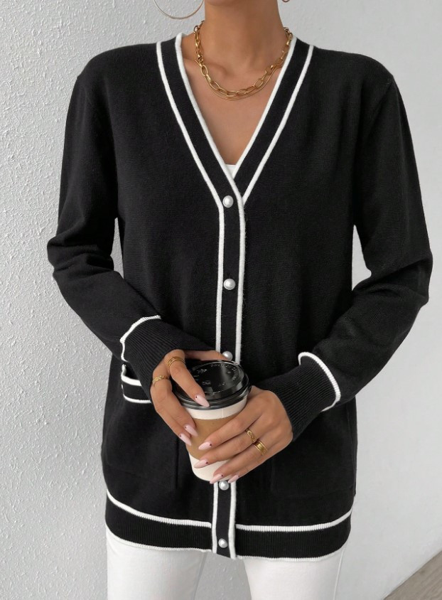 sweter guziki kontrast