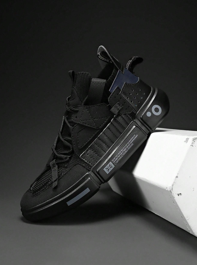 sznurowane czarne buty sportowe