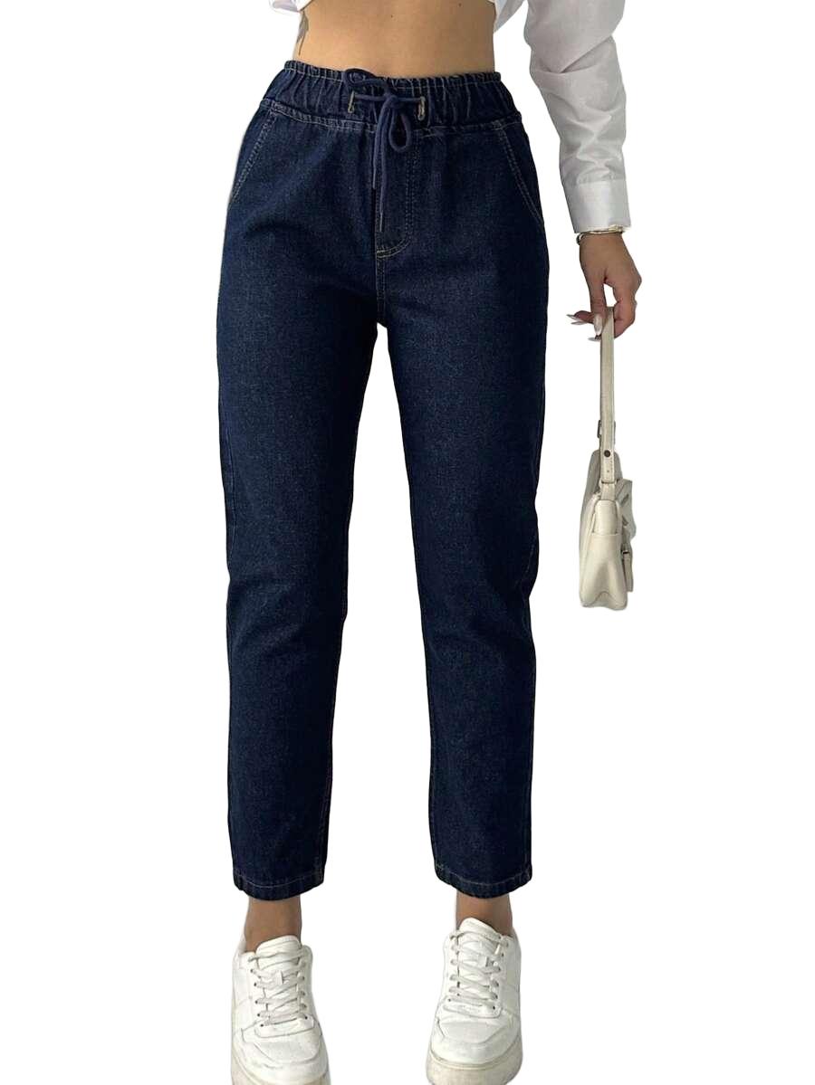 granatowe spodnie jeans