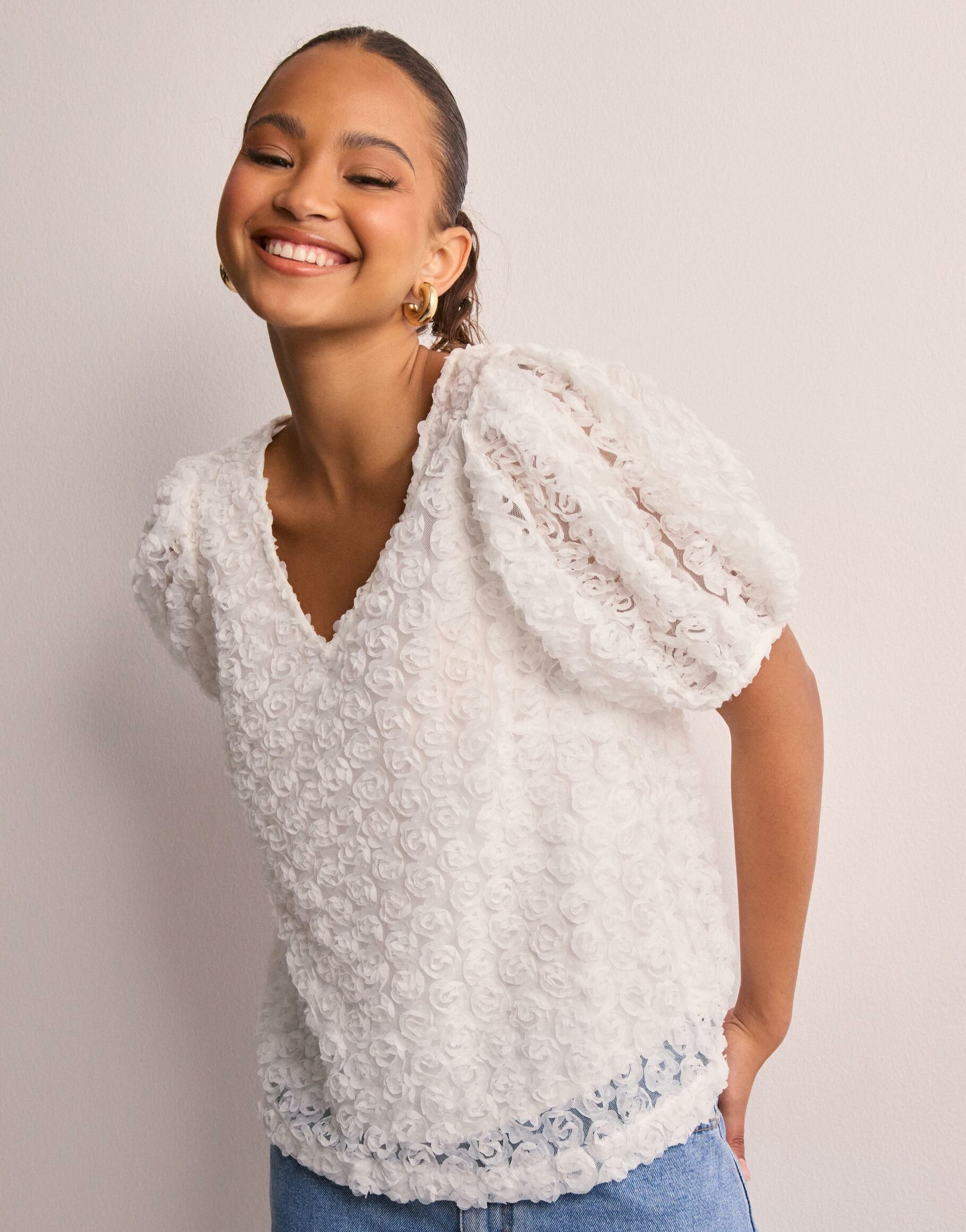 biała bluzka struktura kwiaty 3d v neck