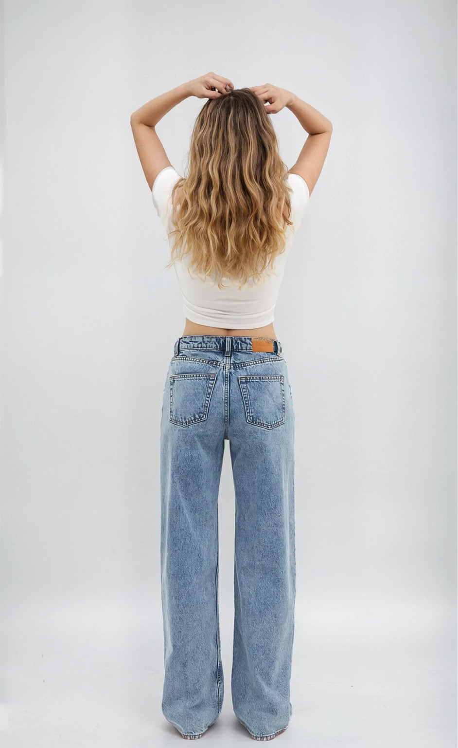 niebieskie spodnie jeans