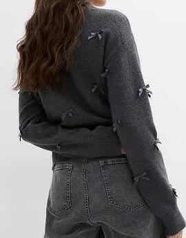 SWETER ROZPINANY Z OZDOBNYMI KOKARDKAMI
